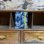 Libreta. Tela. Estampado animales fondo azul.