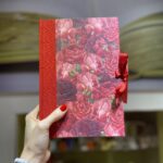 Libreta de San Jorge. Lomo de tela y papel de rosas. Lazo de cierre.