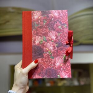 Llibreta de Sant Jordi. Llom de tela i paper de roses. Llaç de tancament.