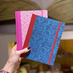 Llibretes amb llom de tela i paper al pla